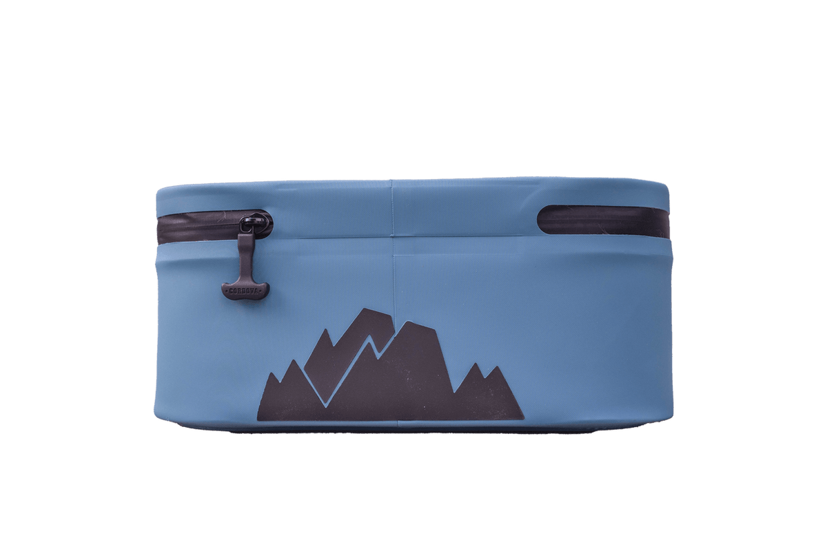 BACKCOUNTRY CLASS™ COOLER LUNCH BAG in blue with a black zipper, carry loop and bold mountain graphic