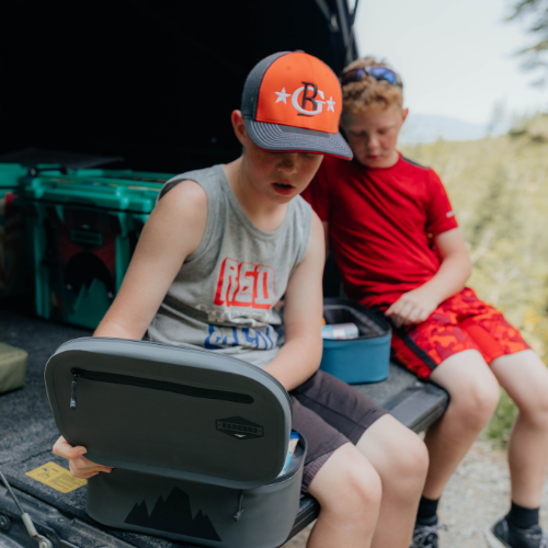 BACKCOUNTRY CLASS™ COOLER LUNCH BAG in dark gray insulated fabric with a rounded hard lid, zipper, and carry handle